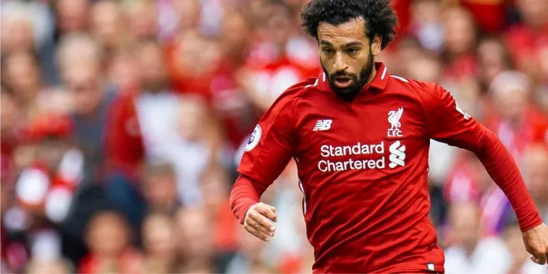 Khoảnh khắc lịch sử khi Mohamed Salah chụp selfie với fan Liverpool